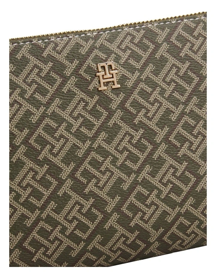 Icon Shoulder Pouch Bag in Green image 4