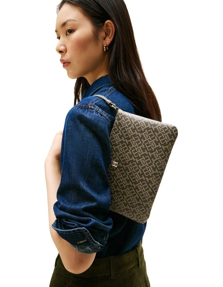 Icon Shoulder Pouch Bag in Green image 5