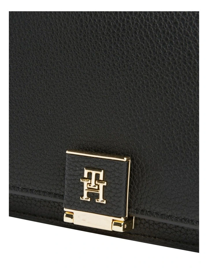 Her Chain Crossover Crossbody Bag in Black image 4