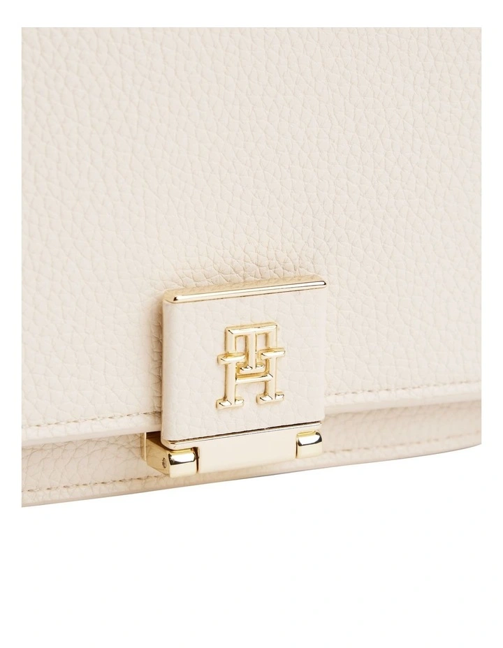 Her Chain Crossbody Bag in Cream image 3