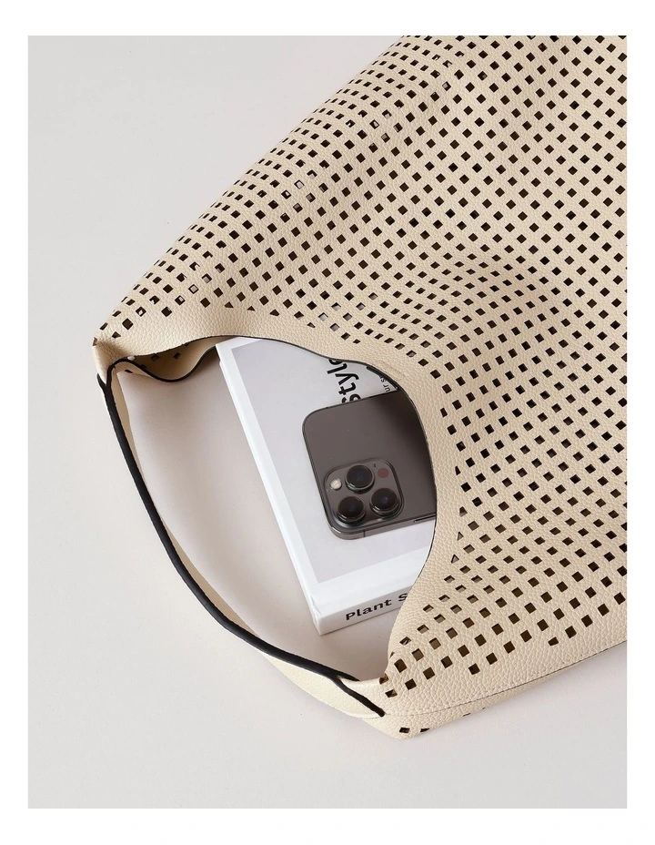 Scottsdale Shoulder Bag in White image 7