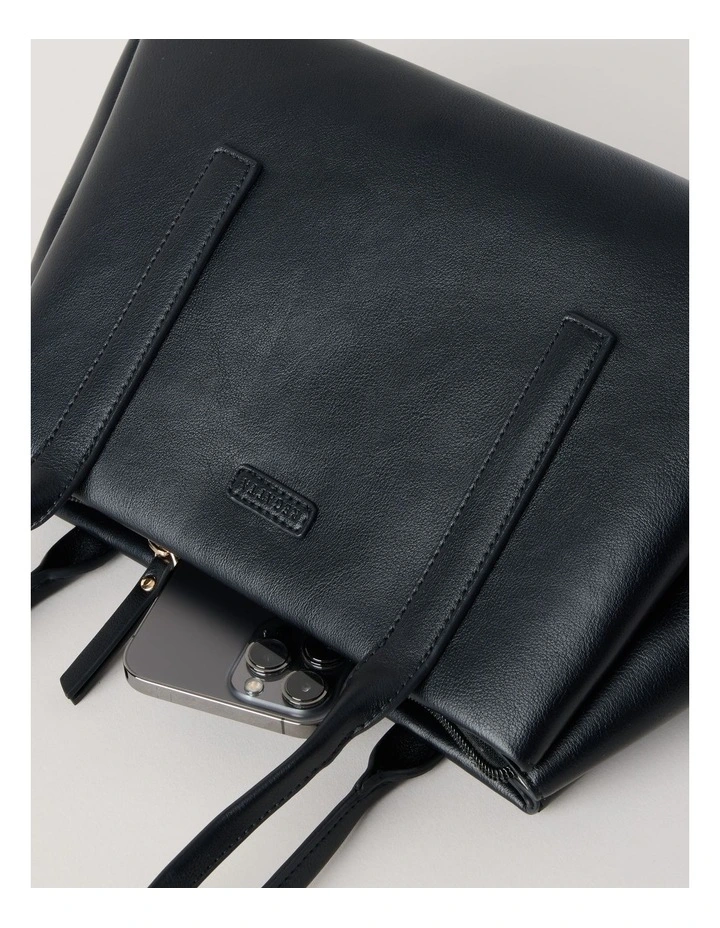 Linda Shoulder Bag in Black image 3