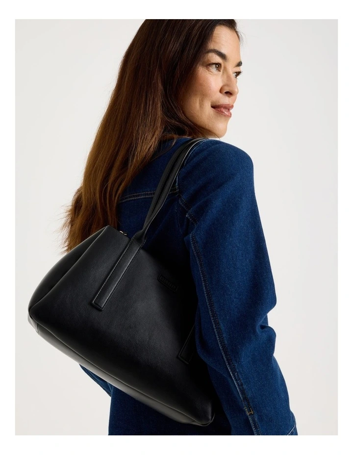 Linda Shoulder Bag in Black image 4