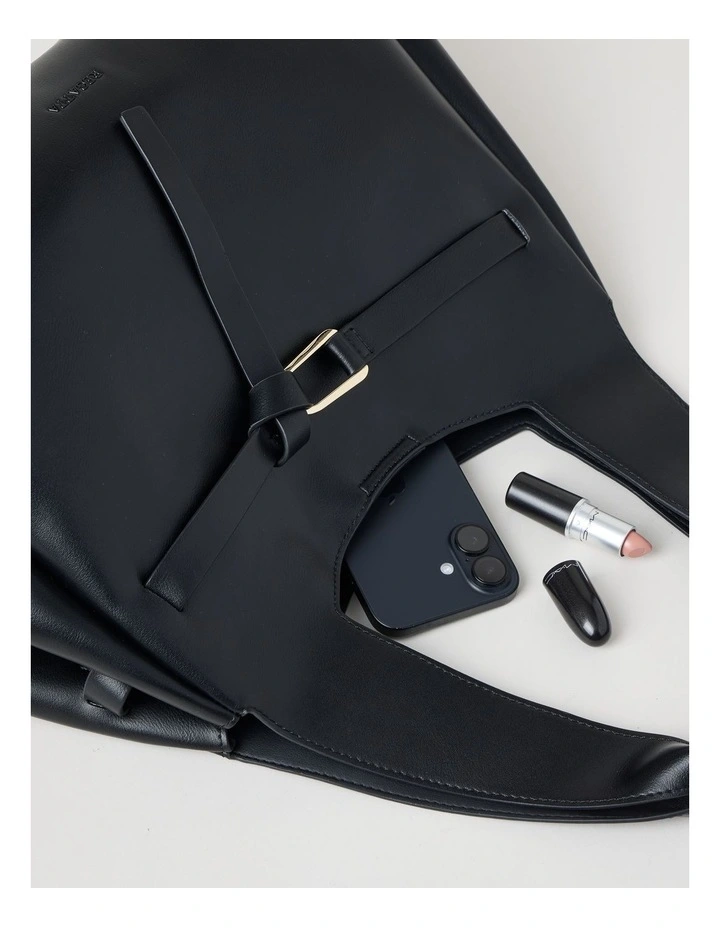 Hampton Shoulder Bag in Black image 7