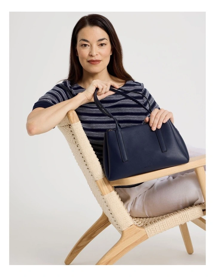 Linda Shoulder Bag in Navy image 4