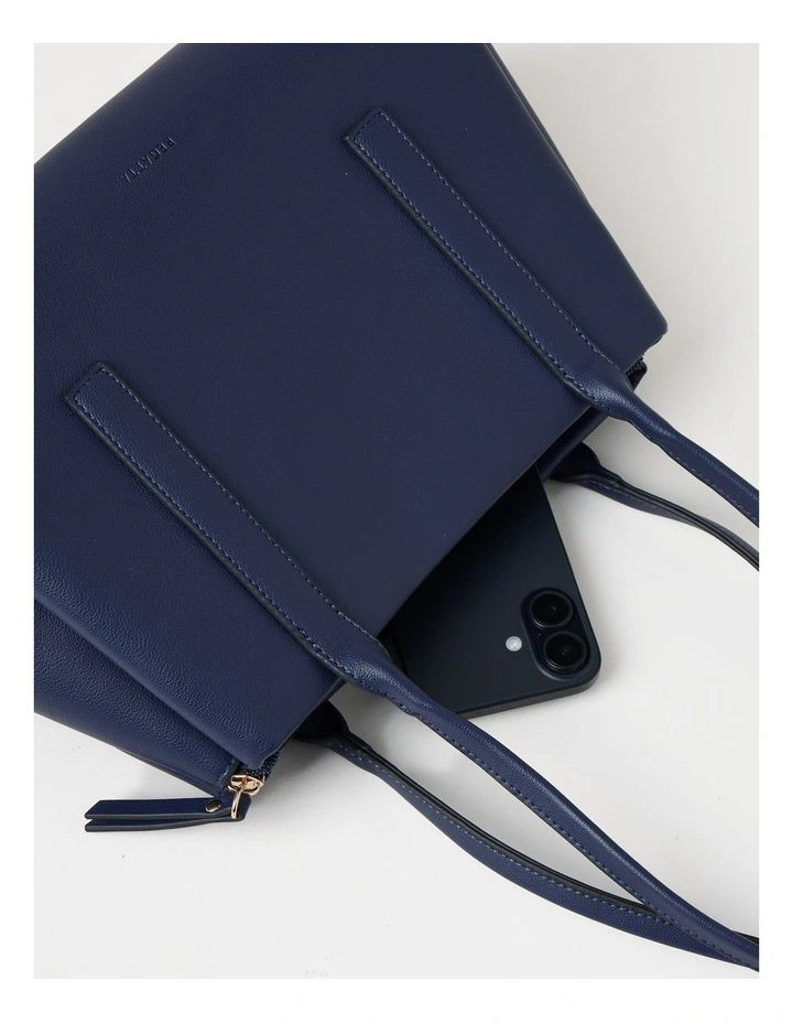 Linda Shoulder Bag in Navy image 7