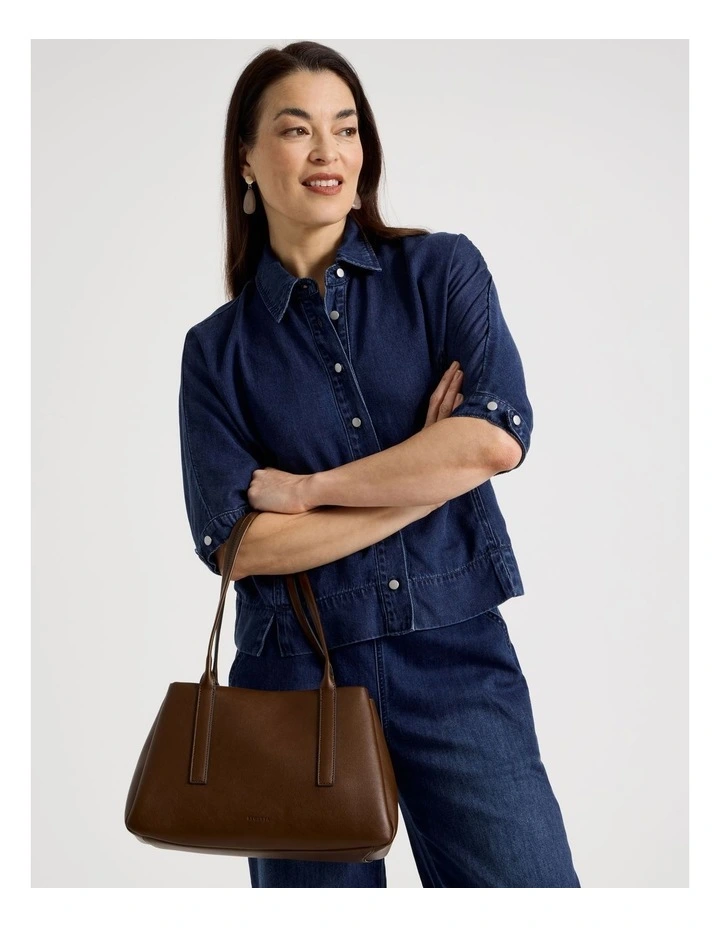 Linda Shoulder Bag in Tan image 4