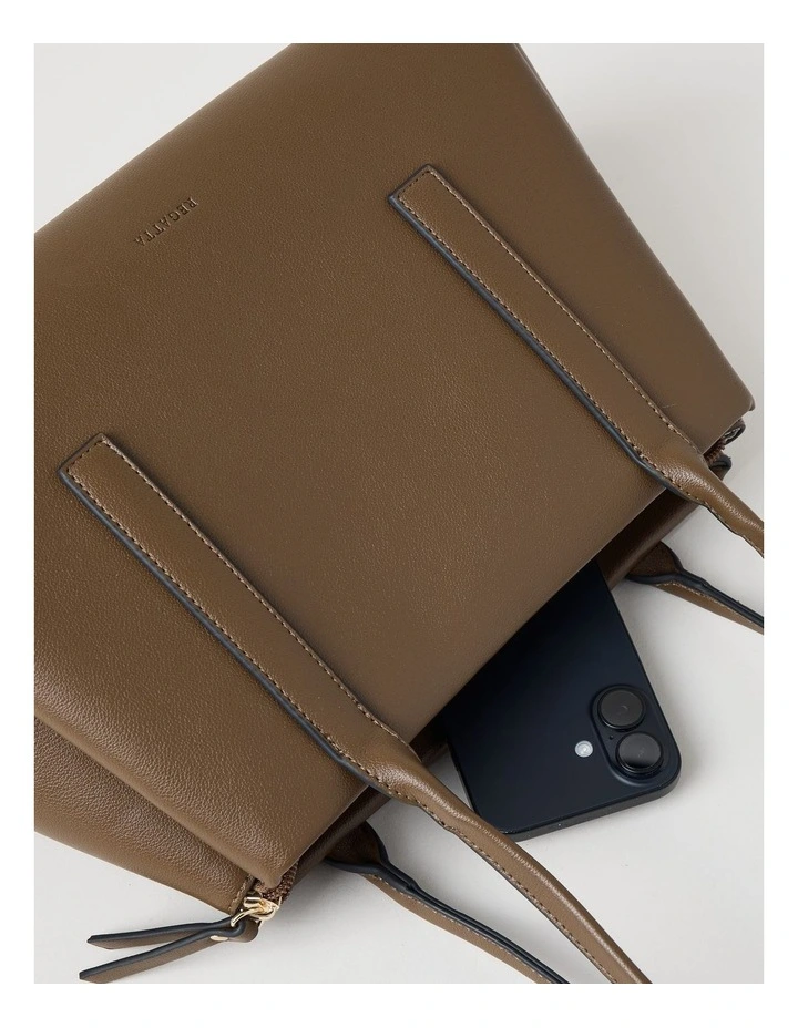 Linda Shoulder Bag in Tan image 7