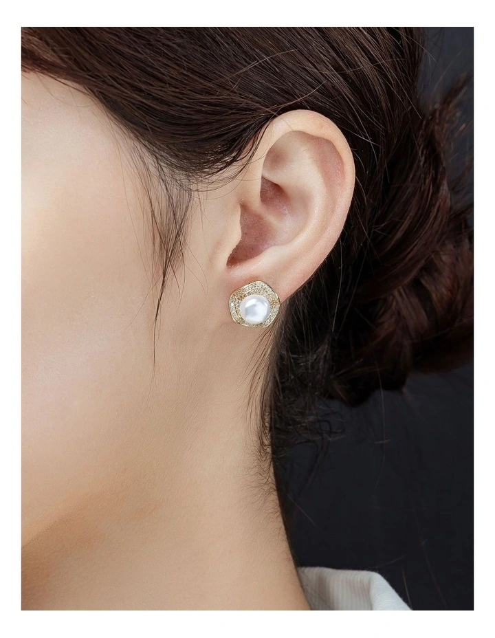 Pearl stud earrings in Gold image 3