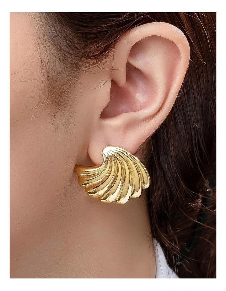 GJED007M Shell Earrings in Gold image 2