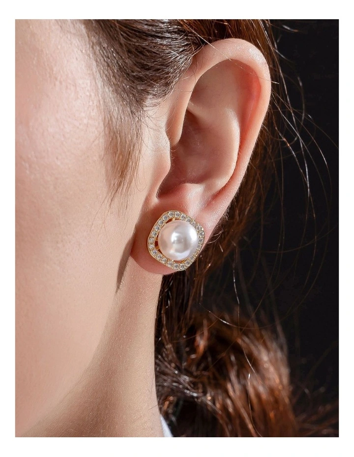 GJED022M - Pearl Stud Earrings in Gold image 3