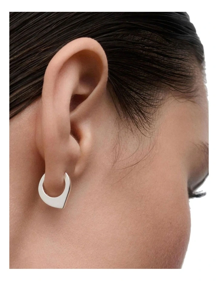 Oda Silver Hoop Earrings in Silver image 2