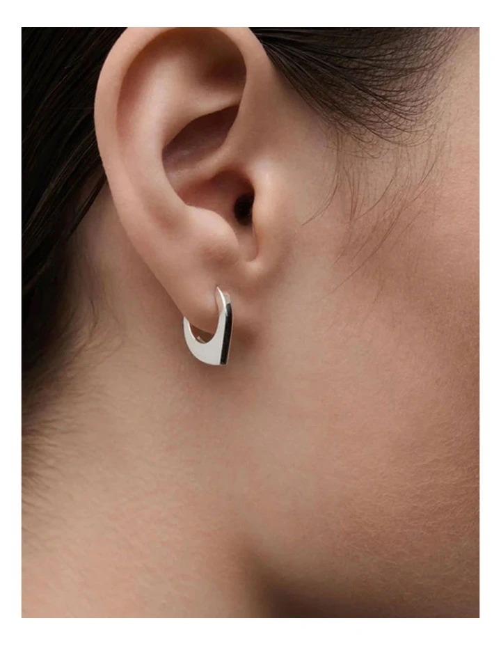 Oda Silver Hoop Earrings in Silver image 3