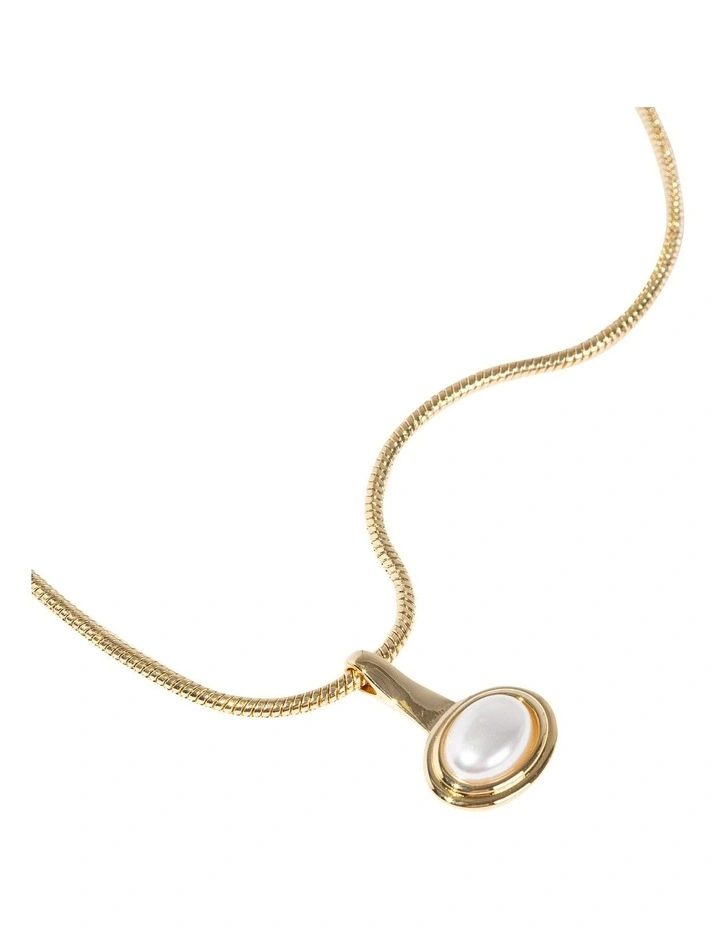 Bezel Pearl Necklace in Gold image 2