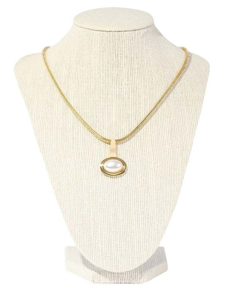 Bezel Pearl Necklace in Gold image 3