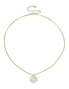 Pearl with Arc Pendant Necklace in Gold
