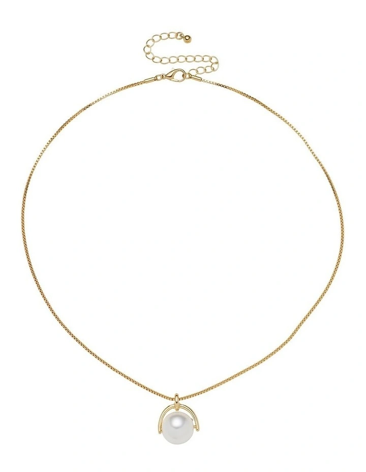 Pearl with Arc Pendant Necklace in Gold image 2