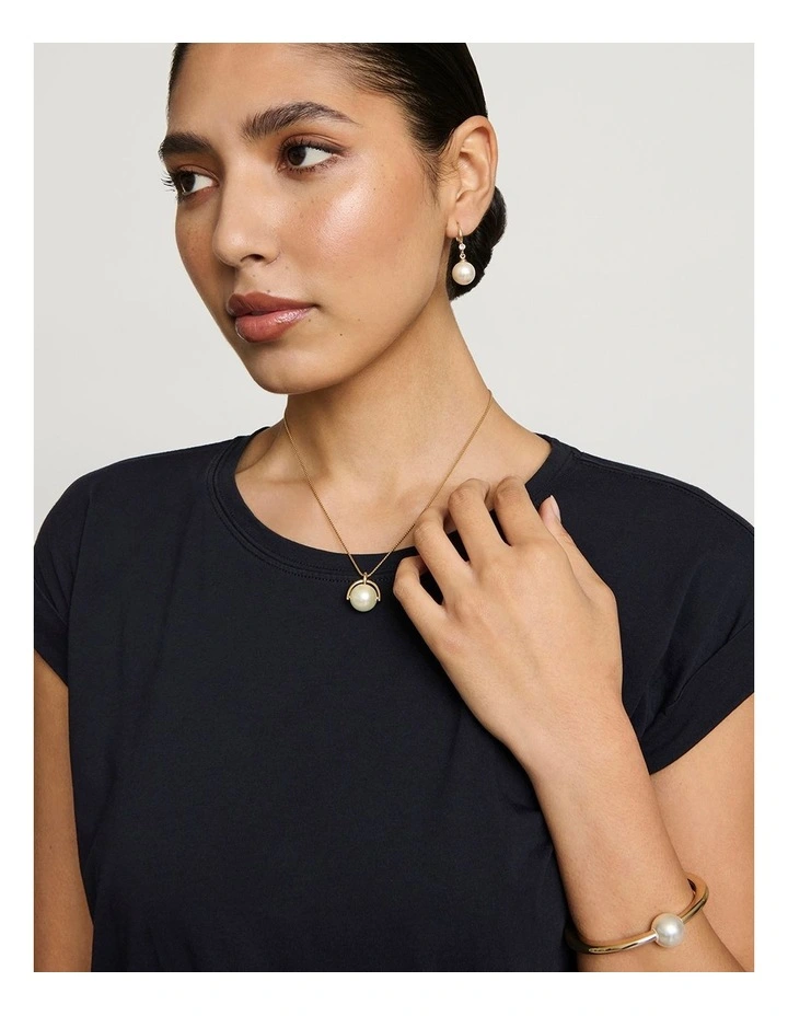 Pearl with Arc Pendant Necklace in Gold image 3
