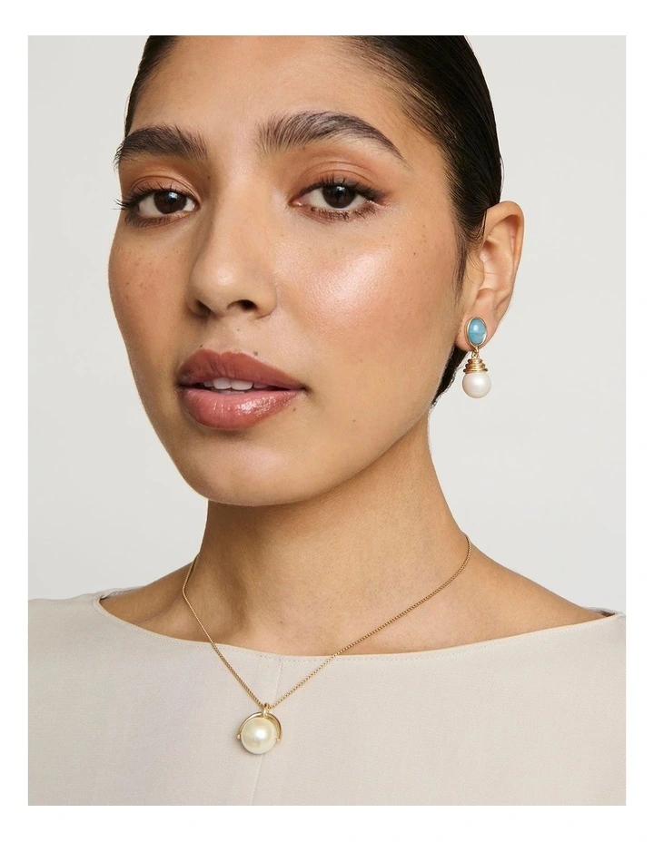 Pearl with Arc Pendant Necklace in Gold image 4