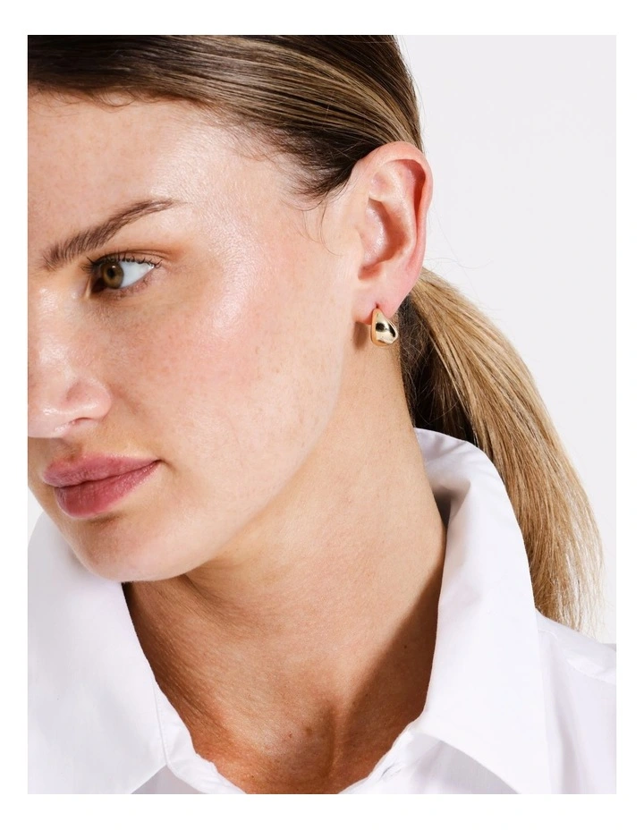 Rounded Hoop Earring in Gold image 2