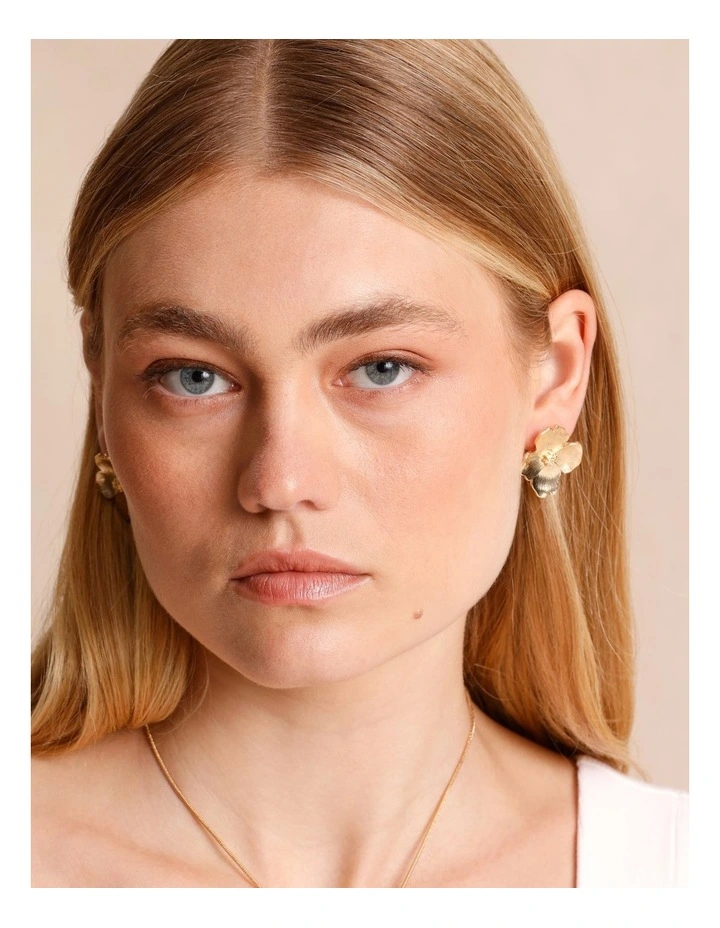 Petals Earrings in Gold image 2