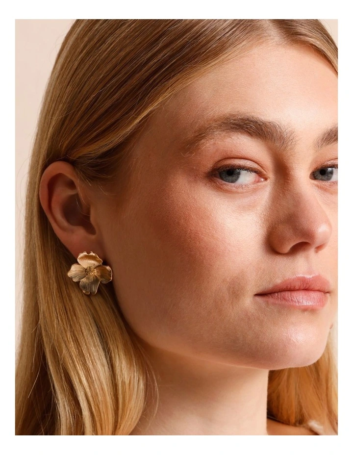Petals Earrings in Gold image 4