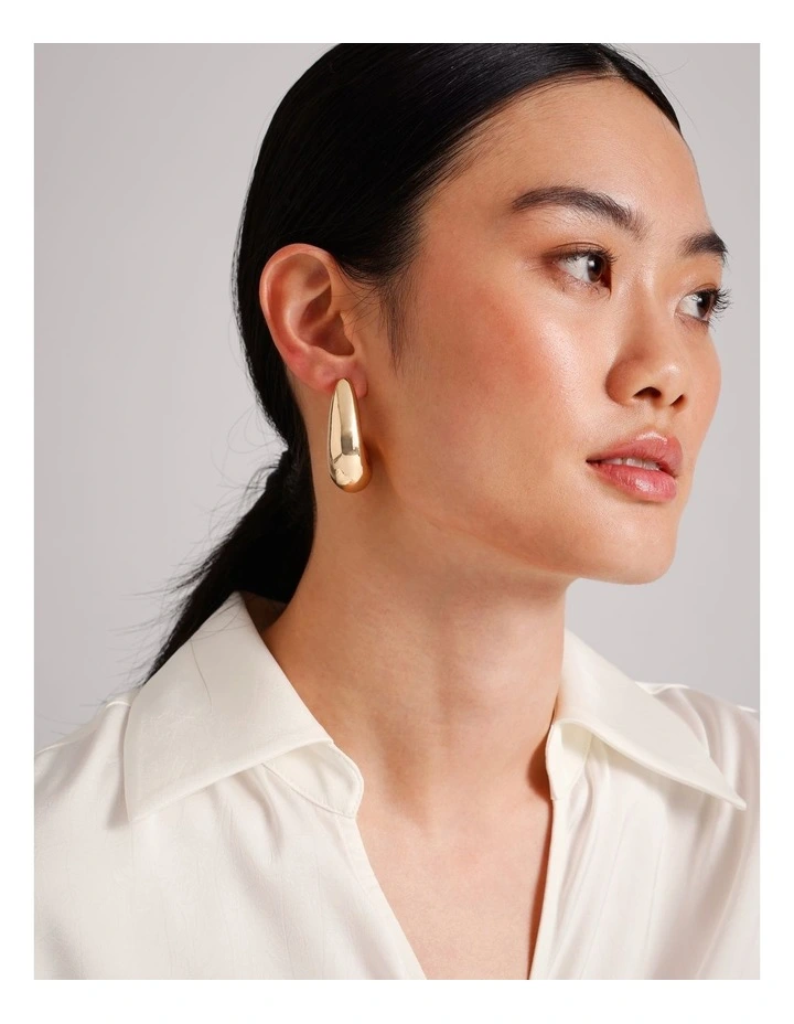Thick Hoop Earring in Gold image 4