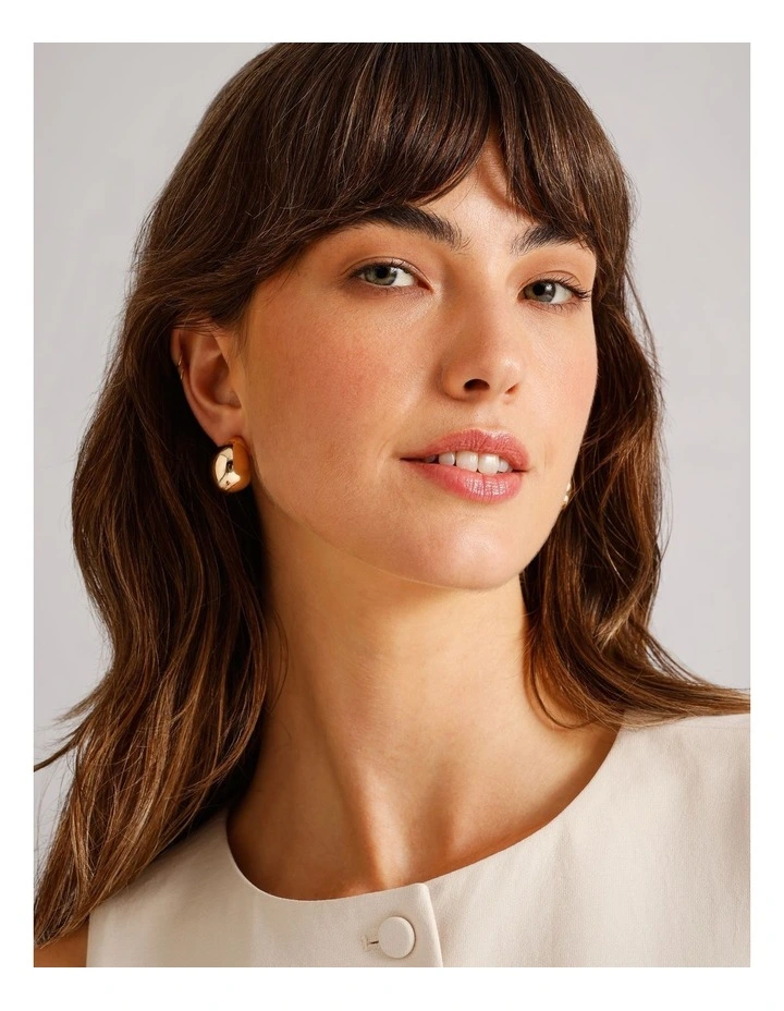 Round Hoop Earring in Gold image 2