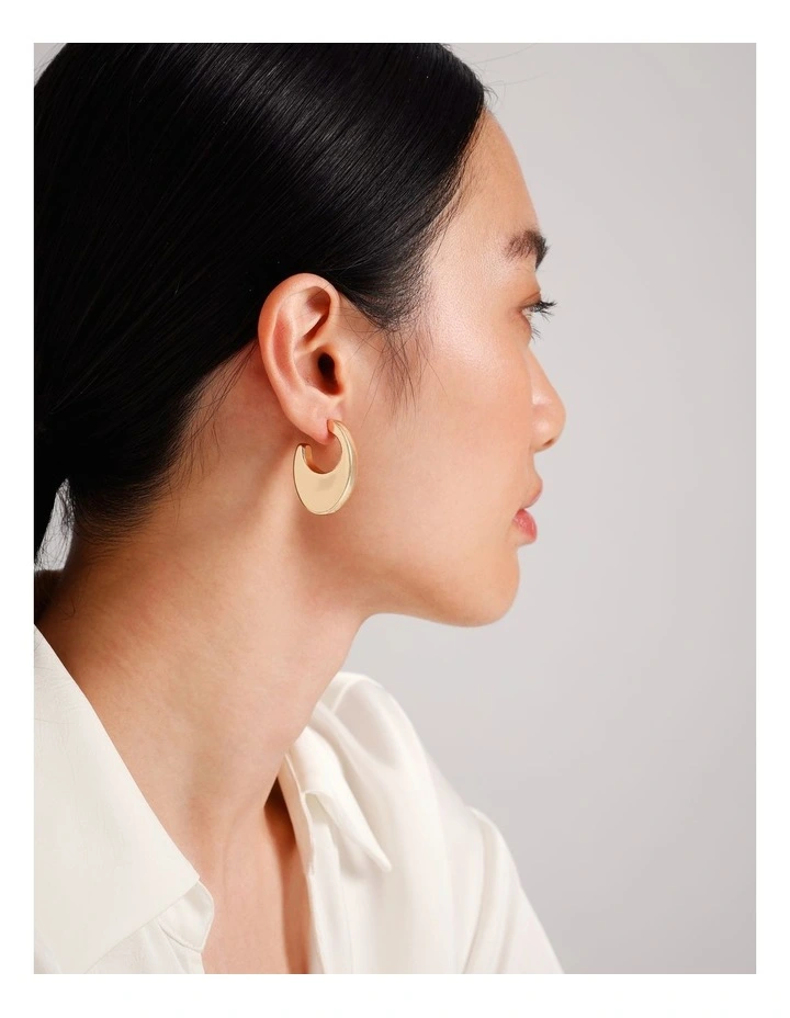 Flat Oval Hoop Earring in Gold image 2