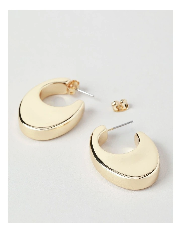 Flat Oval Hoop Earring in Gold image 3