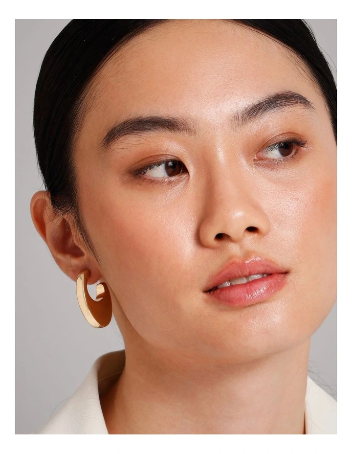 Flat Oval Hoop Earring in Gold image 4