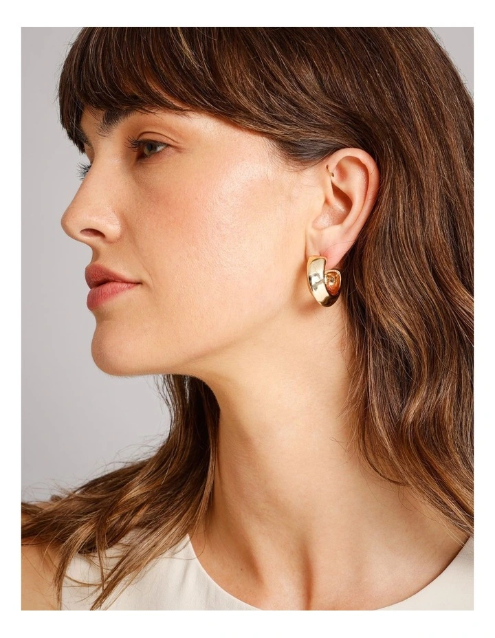 Twist Earring in Gold image 2