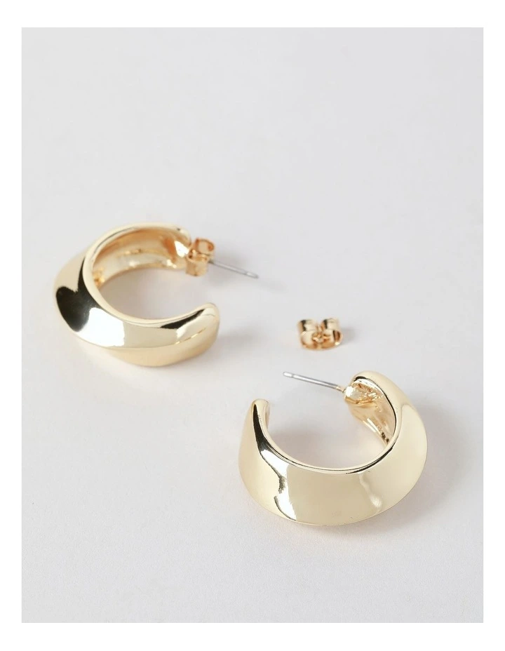 Twist Earring in Gold image 3