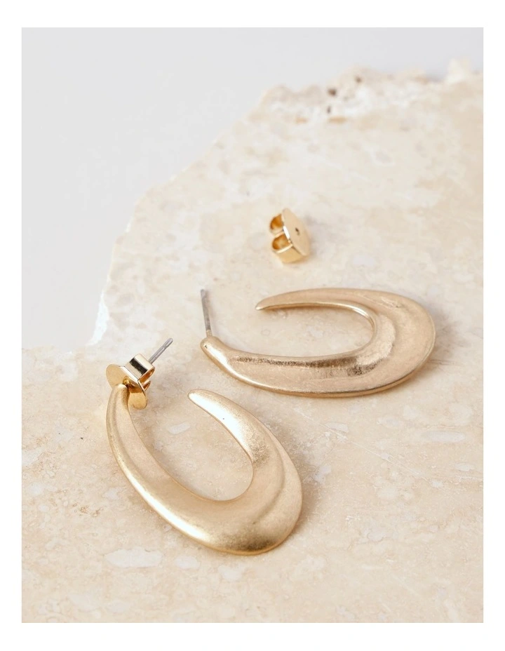 Curved Oval Hoop Earring in Gold image 3