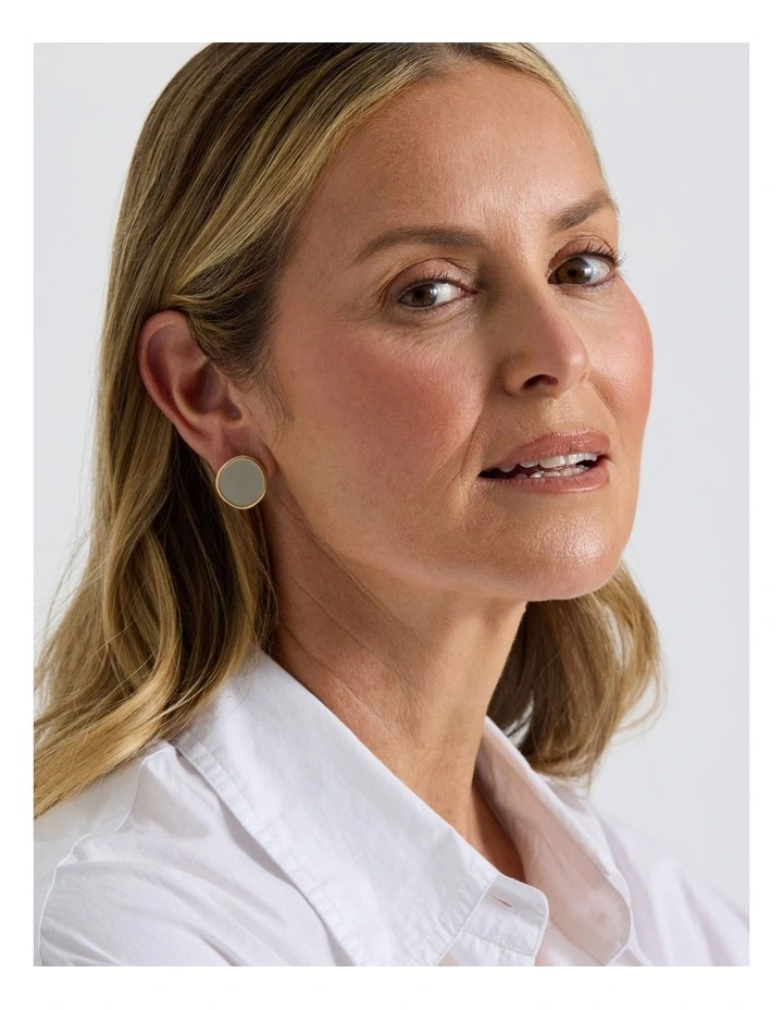 Disc Earring in Gold image 4