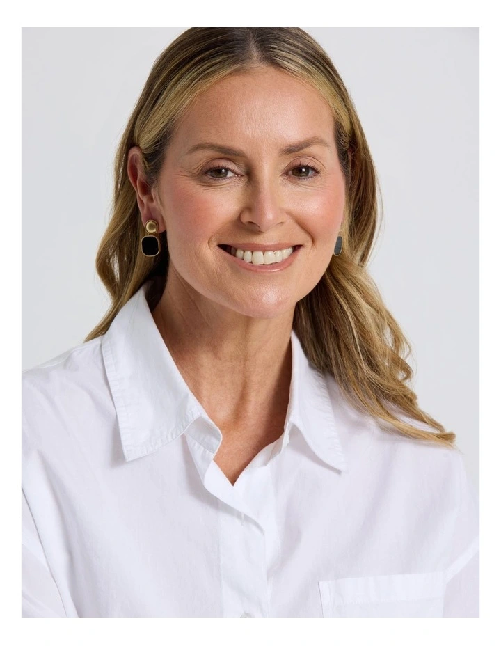 Drop Earring in Gold image 2