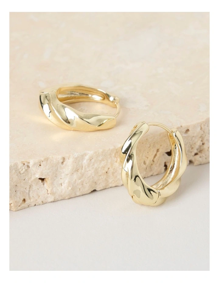 Twist Earring in Gold image 2