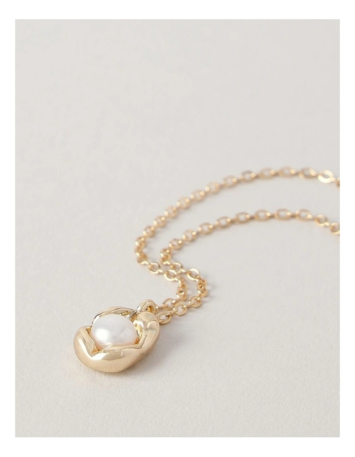 Trent Nathan Pearl in Clam Shell Necklace in Gold MYER