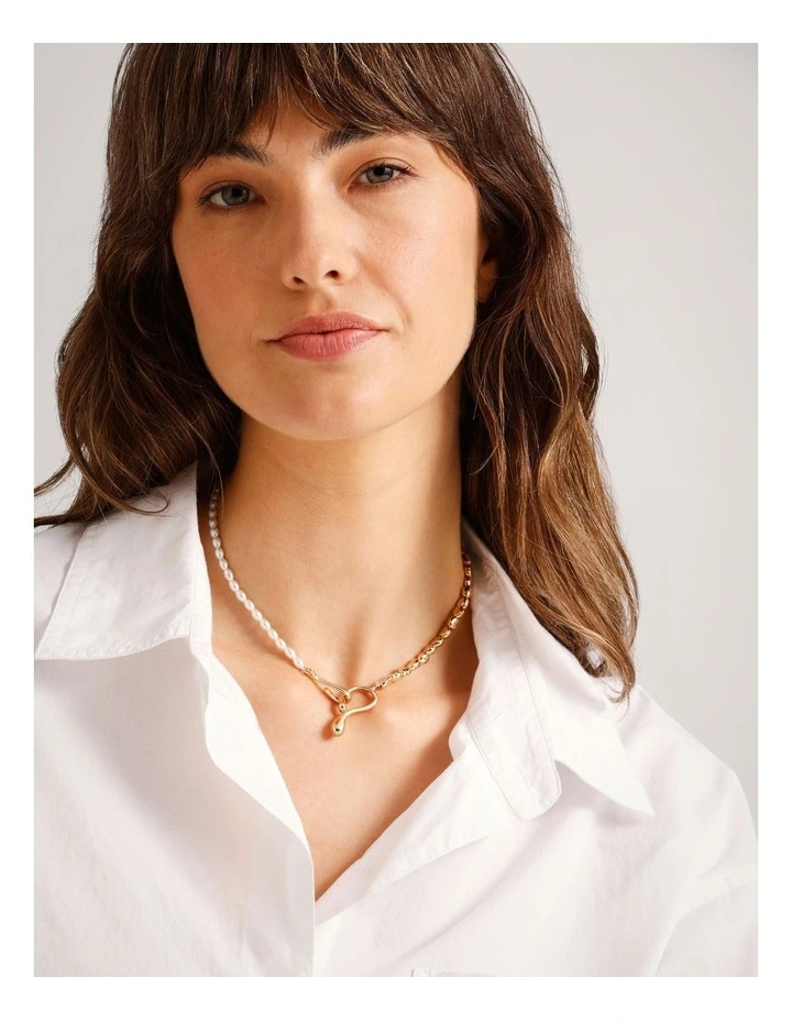 Pearl Metal Pendant Drop Necklace in Gold image 4