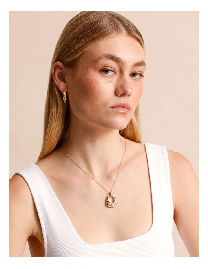 Basketweave Pendant Necklace in Gold image 2