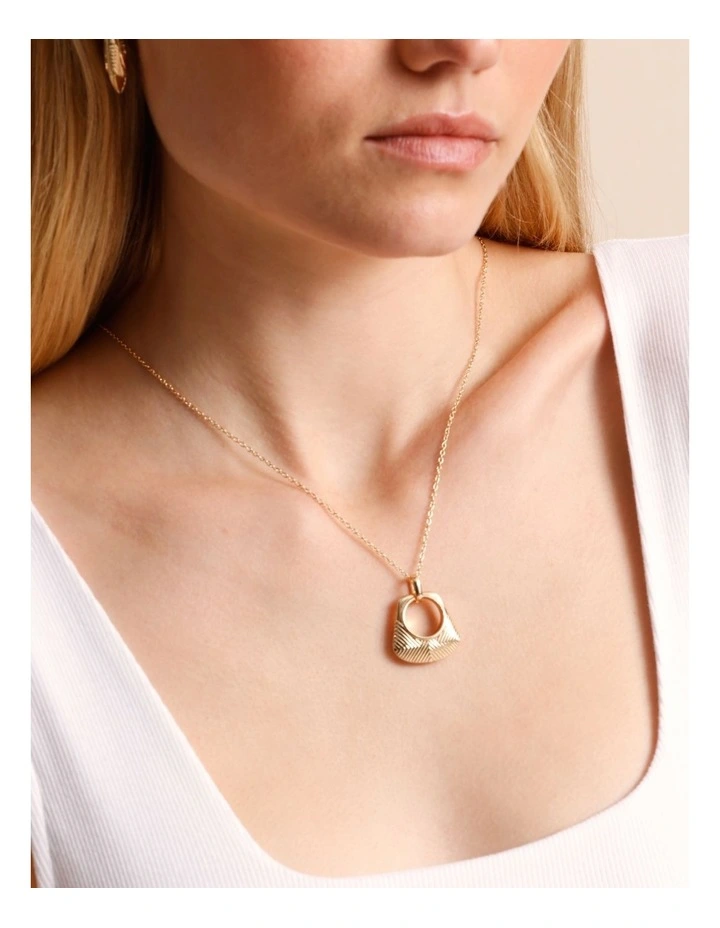Basketweave Pendant Necklace in Gold image 4