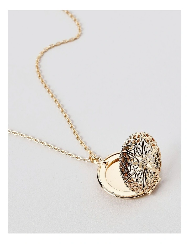 Filigree Pendant Necklace in Gold image 3