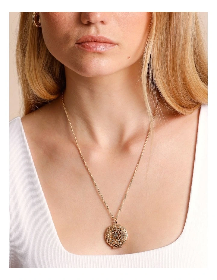 Filigree Pendant Necklace in Gold image 4