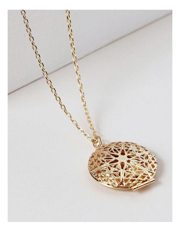 Filigree Pendant Necklace in Gold image 5