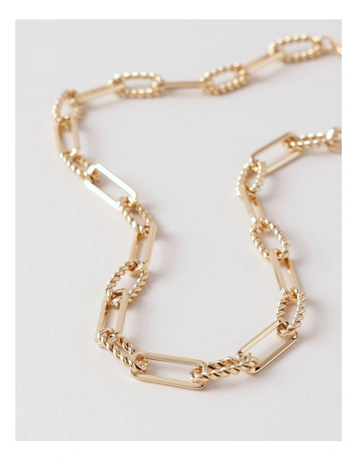 Chain Link Necklace in Gold image 2