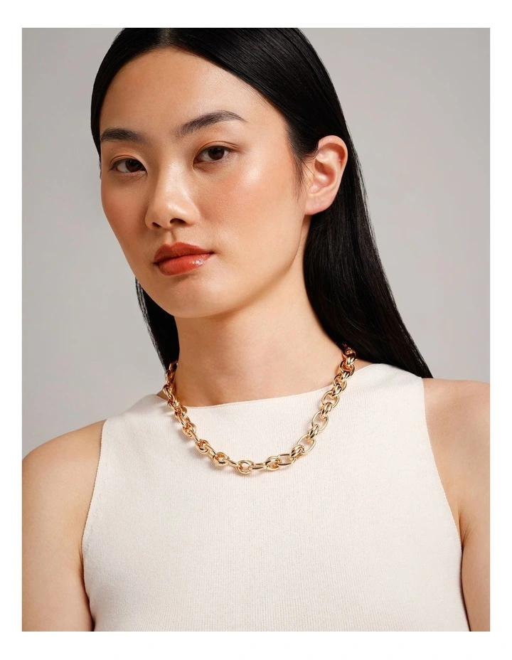 Circle Feature Necklace in Gold image 4