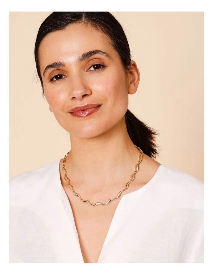 Wavy Necklace in Gold image 2