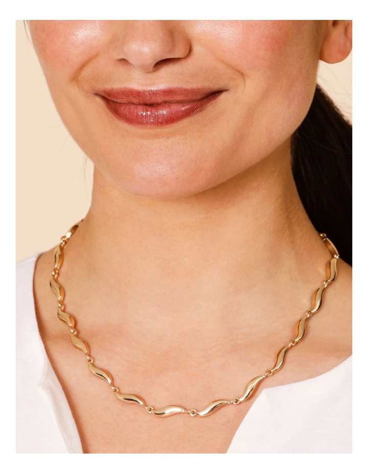 Wavy Necklace in Gold image 4