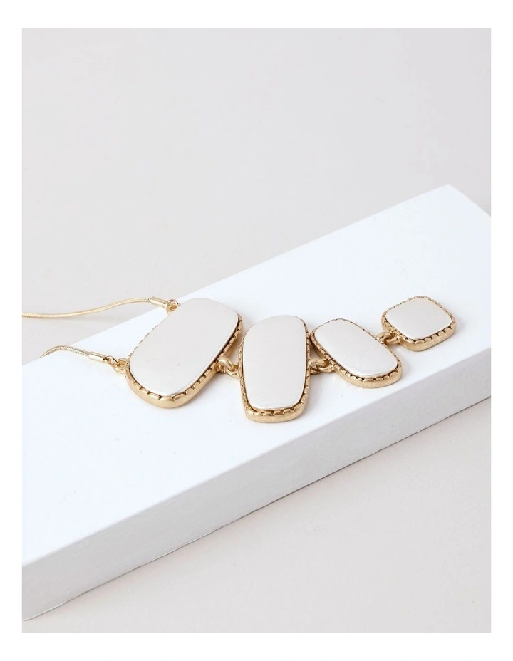 Metal Pendant Necklace in Gold/Silver image 2