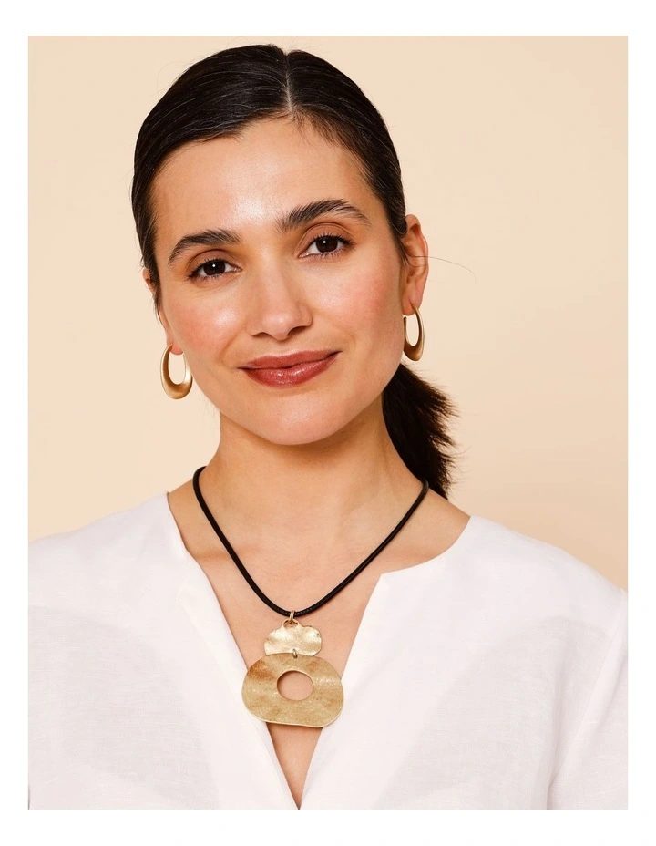 Open Circle Disc Pendant Necklace in Gold image 2